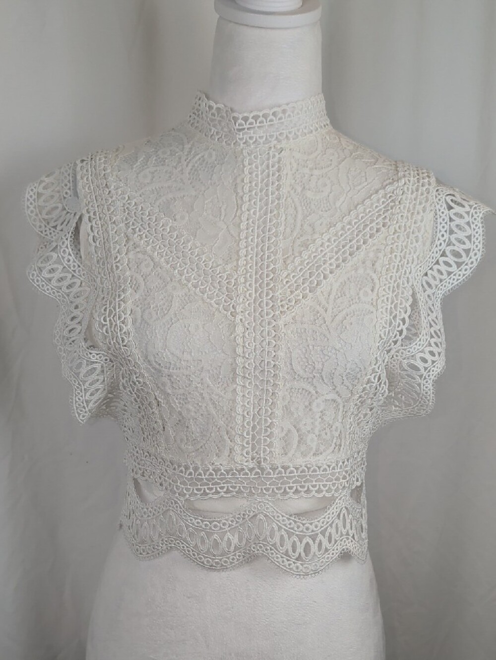 🤍NWOT Saints + Secrets White Lace Mock Neck Crop Top Size Small 🤍